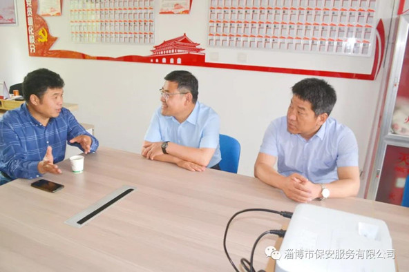 聽(tīng)取社區(qū)工作人員對(duì)社區(qū)基本情況和群眾反映的意見(jiàn)、需求的介紹.jpg
